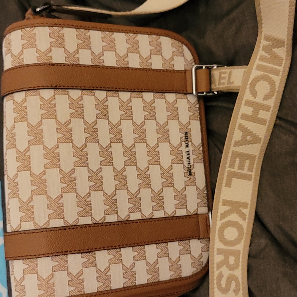 Michael kors cross bag.